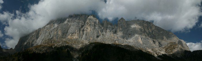  Marmolada Güney Duvarı Ombretta Vadisinden görünümü. Sol başta bulunan Punta Penia ve Punta Rocca bulutlar içerisinde