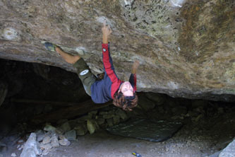 Koyamada Hourai’deki Byaku-dou’nun (Beyaz Yol) üzerinde ilerliyor.