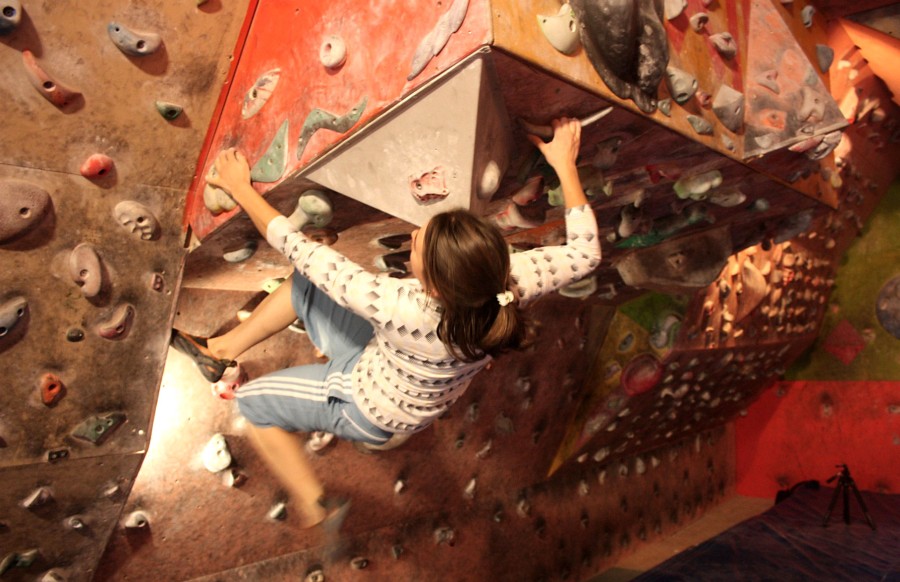 Gözde Özçelik topuk takmaya hazırlanırken