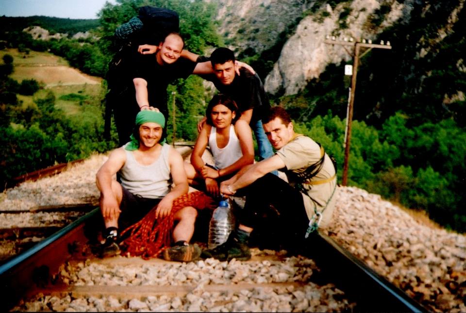 Sarıfakılar durağı; eğitim sonrası dönüş. Fotoğraftakiler: ayaktakiler Aytuğ Yarmaz Harun Erbil çömelen Öncü bandanalı Bülent (Bili)