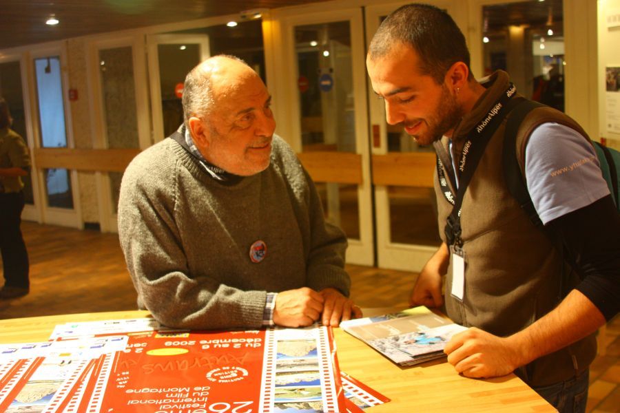 Ersin Alok ve Mustafa sohbet ederken
