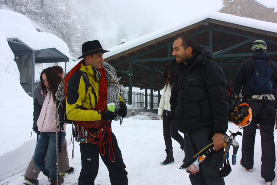 Mustafa ve Daniel Dulac Mer de Glace Tren İstasyonunda