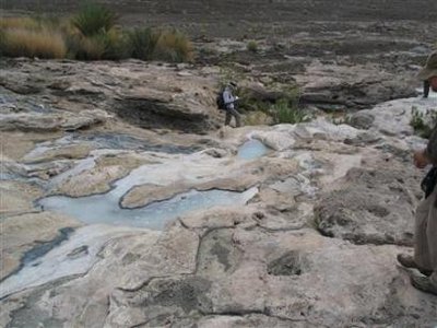 Umman’da karbonat mineraliyle kaplı bir çöl.