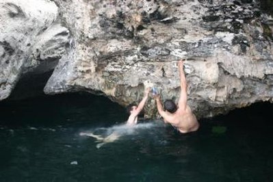 Bir boulder problemi çözülüyor gibi görünse de aslında resimde bilim adamları bir parça karbonat minerali örneği alıyor.
