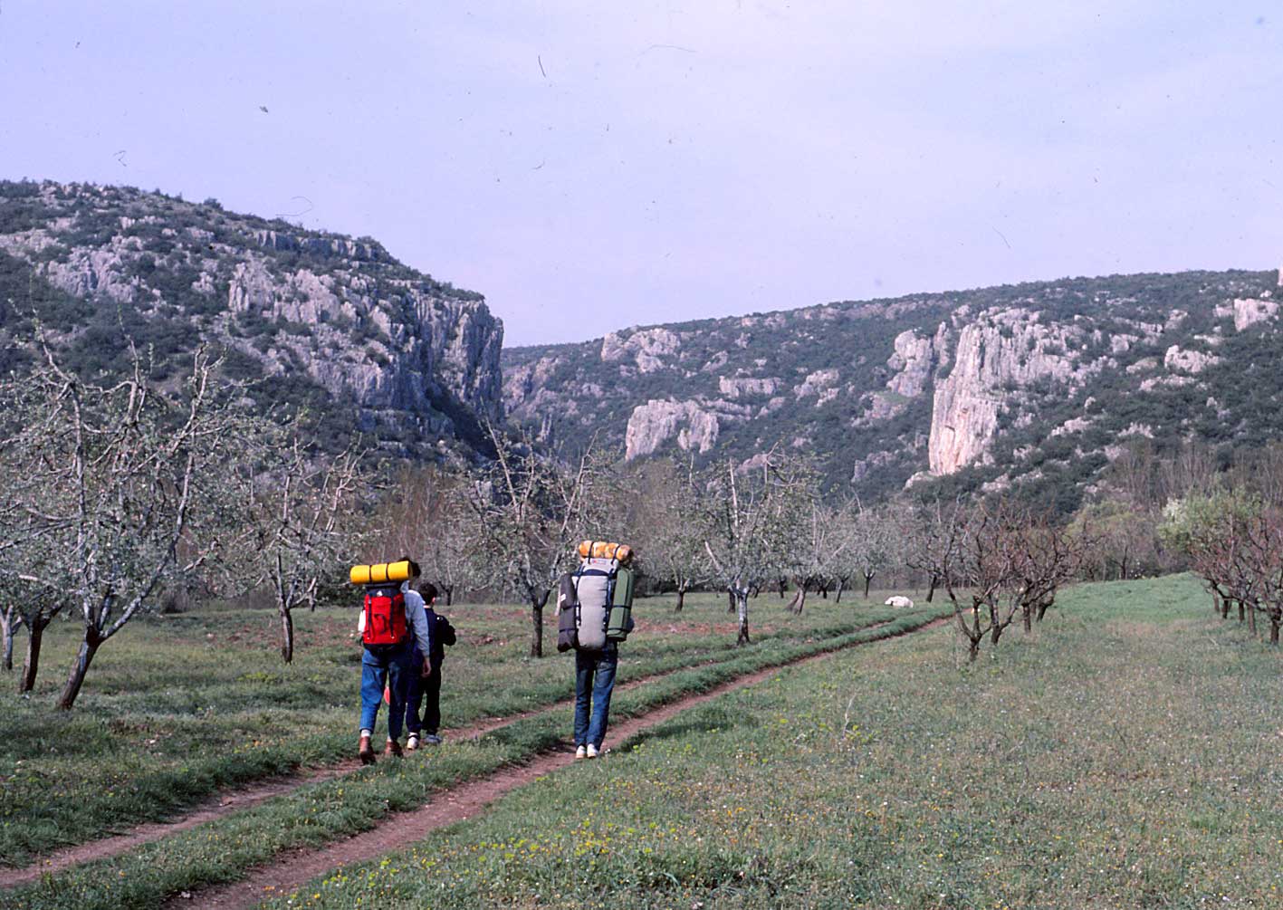  1987 senesinde Ballıkayalar kısa kaya bandı dibinde ve üstünde tırmanıcılar