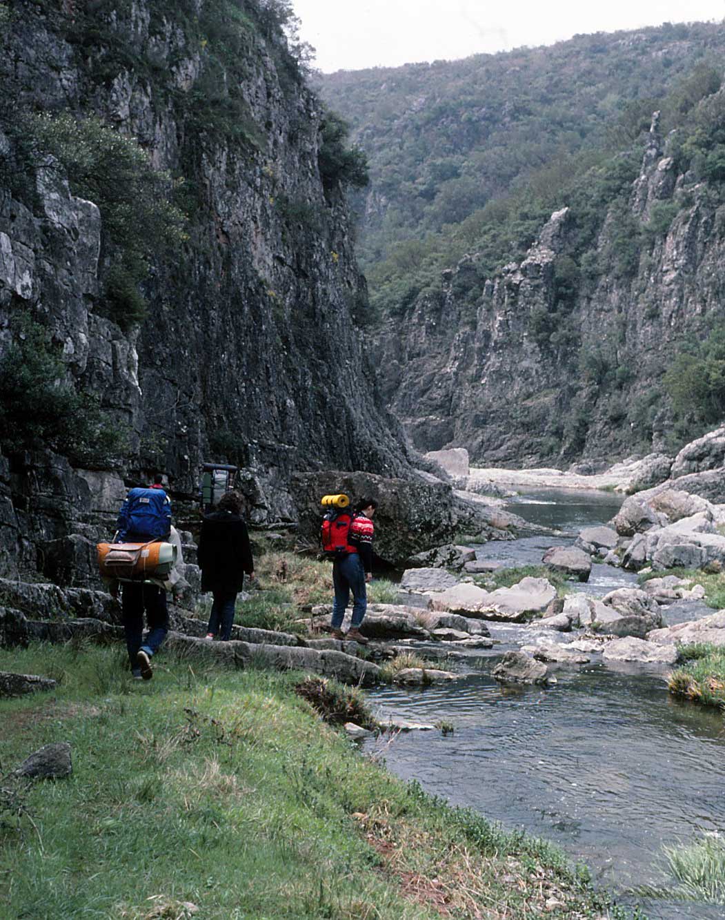 1987. Tırmanıcılar Ballıkayalar Kanyonu içinde ilerliyorlar