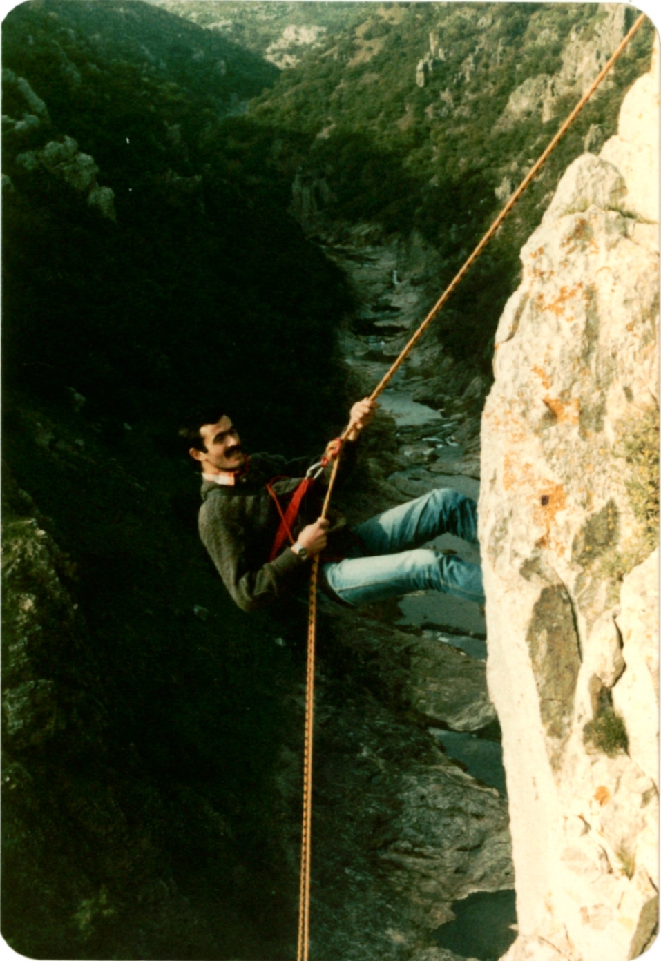 1997 senesinde yaşamını yitiren Mehmet Yüregilli Ballıkayalar’da bir ip inişinde. Mehmet Yüregilli aynı zamanda İstiklal Caddesi üzerinde ülkemizin ilk dağcılık malzemeleri satan mağazalarından DaSport’un da kurucusuydu.